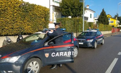 Ladri entrano in casa e minacciano i proprietari