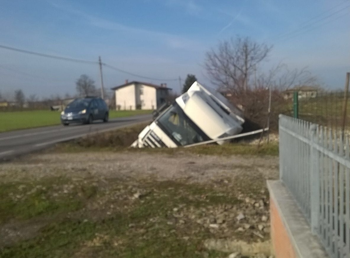 Nogarole Rocca, tir perde il controllo e finisce nel fosso