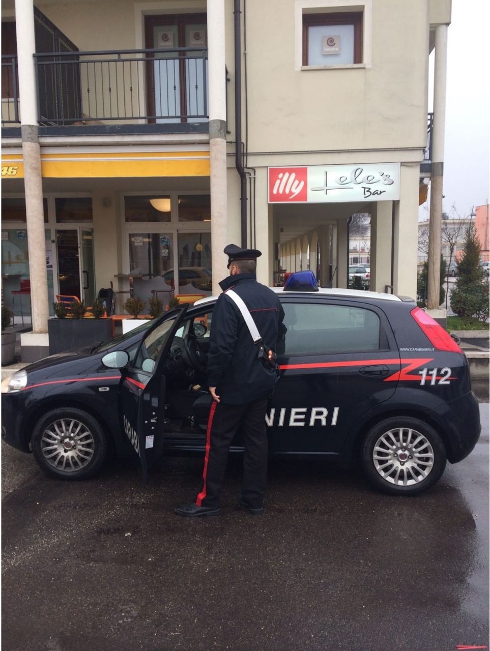 Presi due ladri, avevano cercato di rubare in un bar