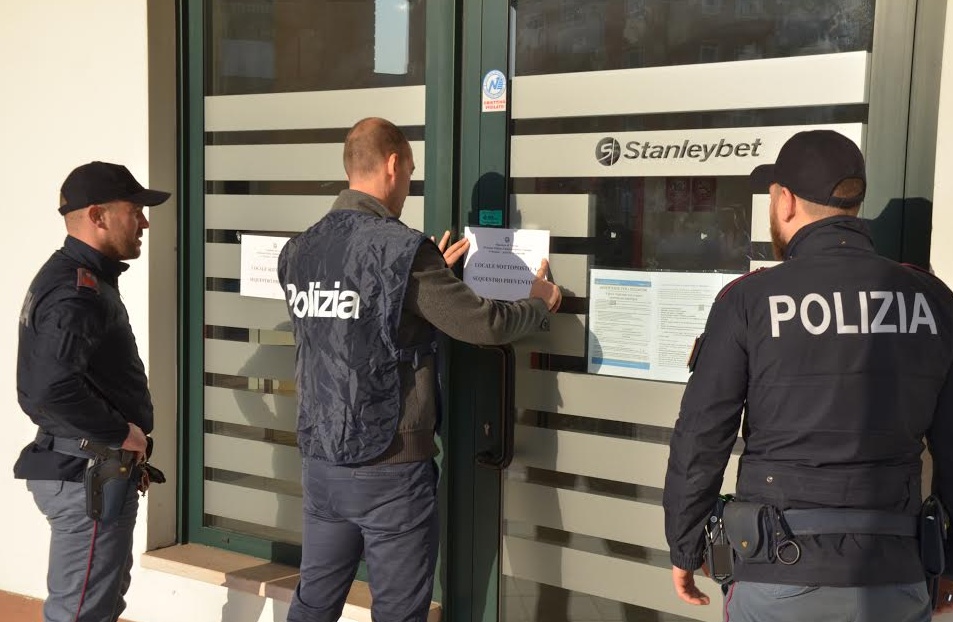 Scommesse, sequestrata sala giochi clandestina