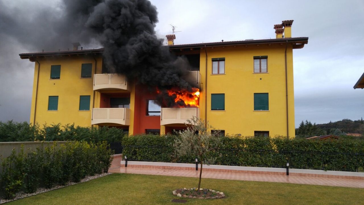 Tapparella elettrica difettosa, incendio spaventoso VIDEO