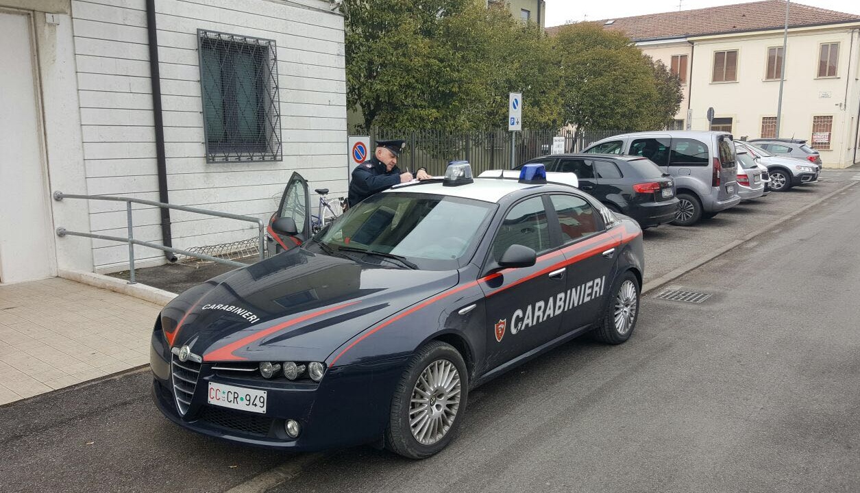 Tenta di rubare 19 confezioni di creme per il corpo, arrestato