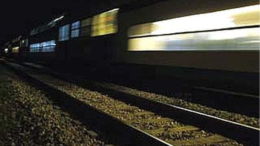 Tragedia nella notte, morto un uomo travolto da un treno
