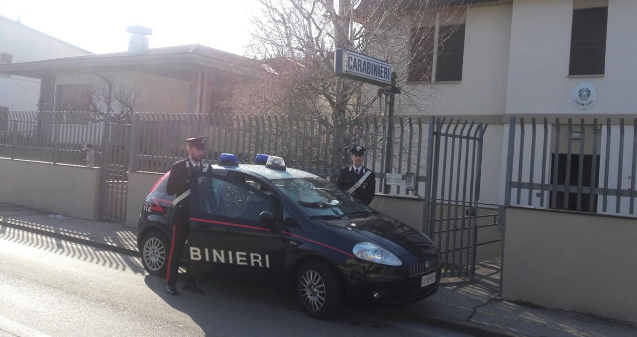 Va a farsi bella, ruba l’incasso