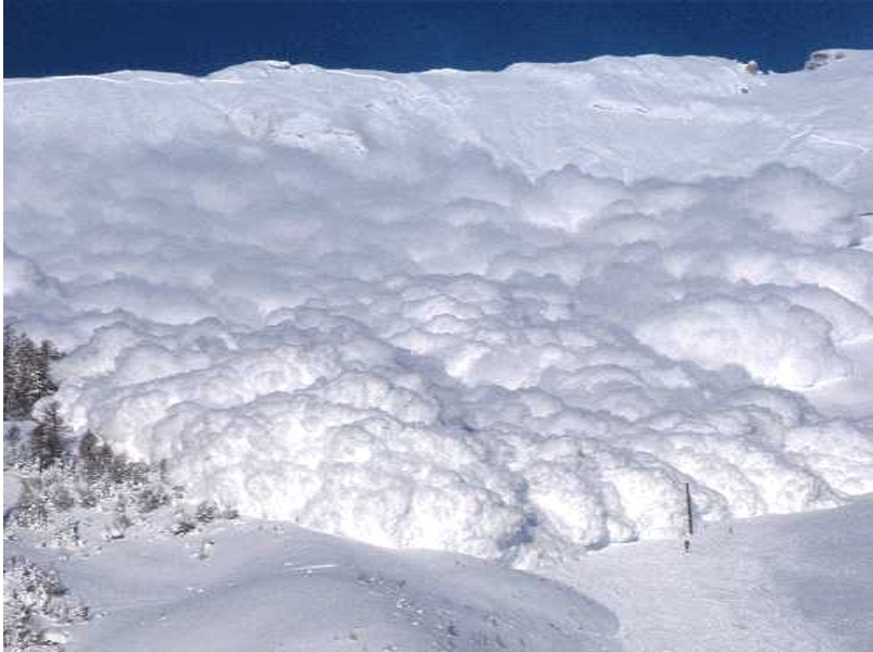Valanga sulla strada per Passo Fedaia