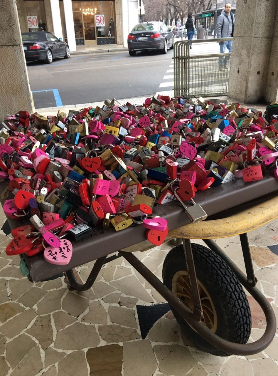 Verona, addio ai lucchetti dell’amore