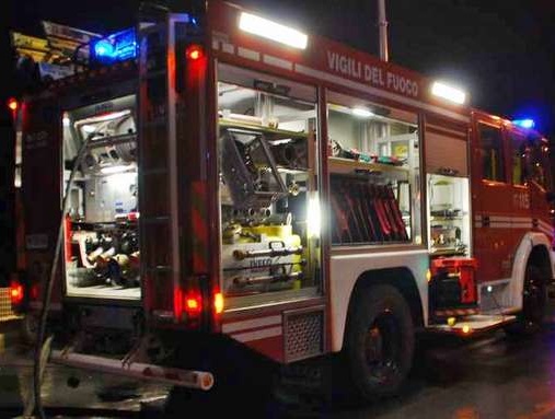 Incendio a Povegliano, a fuoco un ex caseificio. LE IMMAGINI