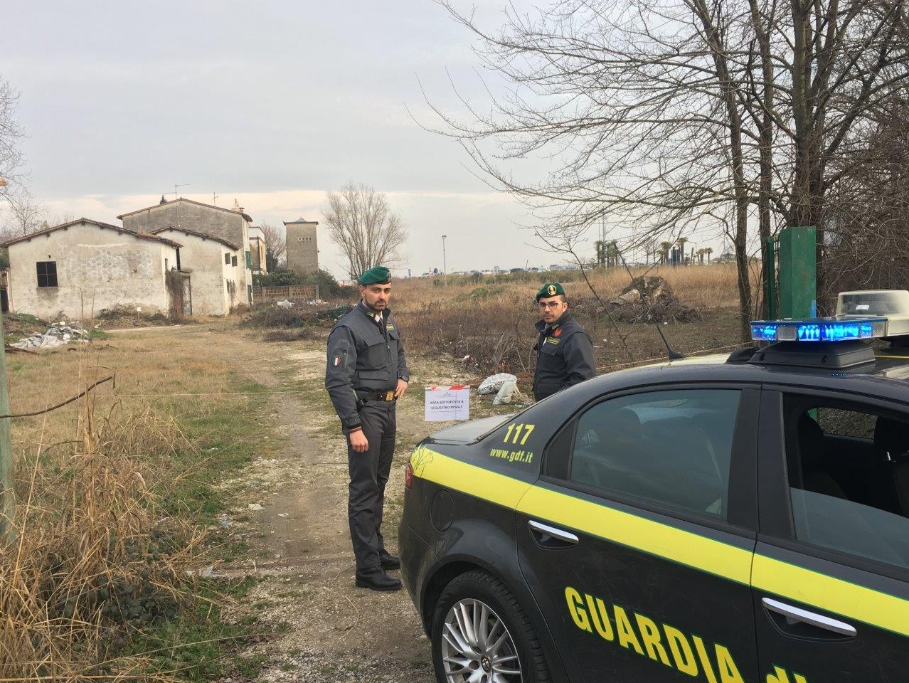 Ambiente distrutto, sequestrata discarica abusiva di 7000 mq