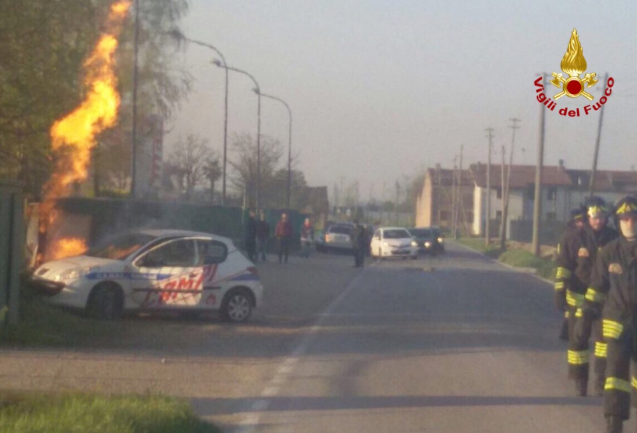 Auto centra tubazione del gas e prende fuoco