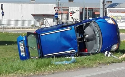 Urtata dal camion, utilitaria si ribalta: donna ferita