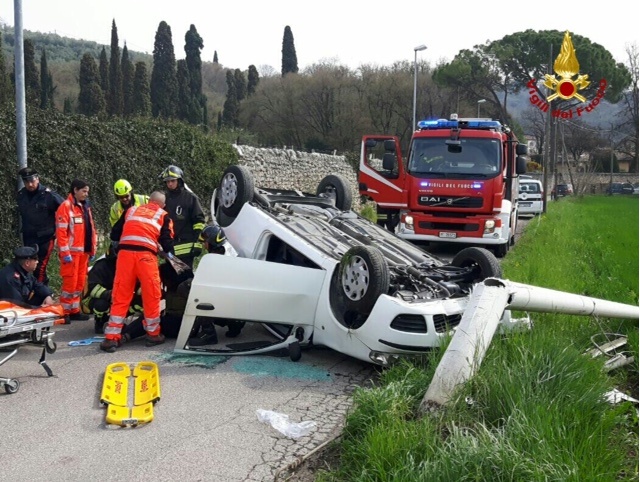 Auto urta contro un palo e si ribalta, ferita una ventiseienne