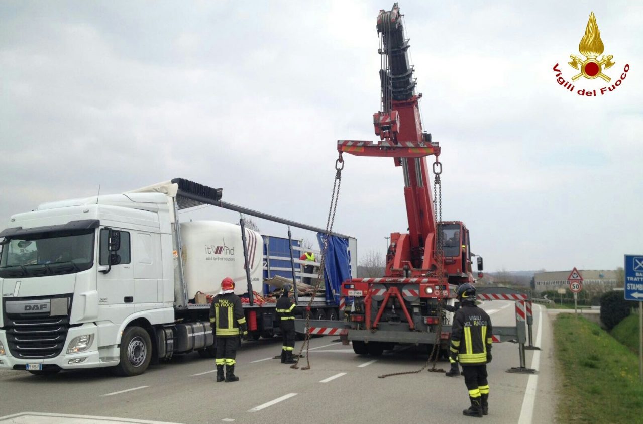 Camion rischia di perdere il carico, intervengono i Vigili del fuoco