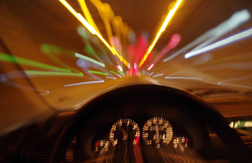 Causa un incidente e scappa, trovato grazie a uno foto dello smartphone