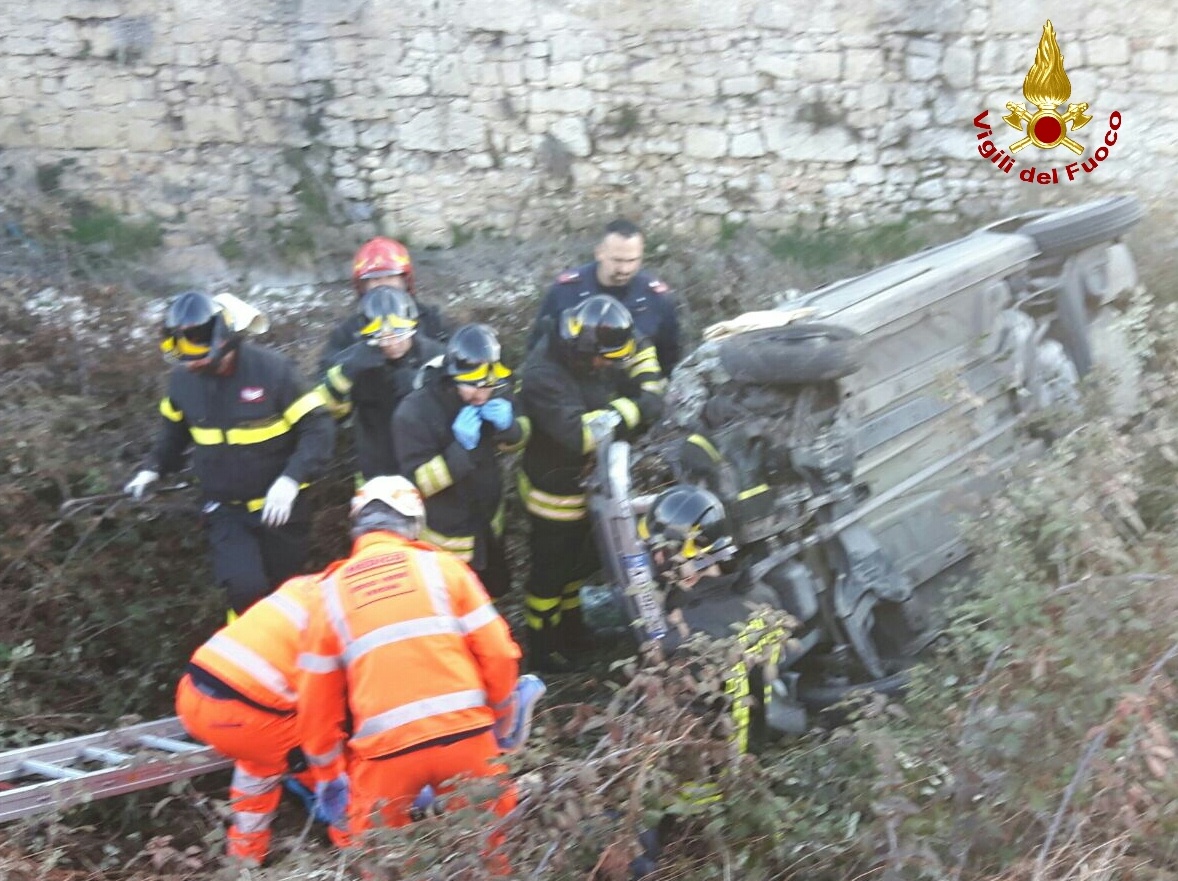 Con l’auto nel progno, donna estratta dalle lamiere – Le FOTO