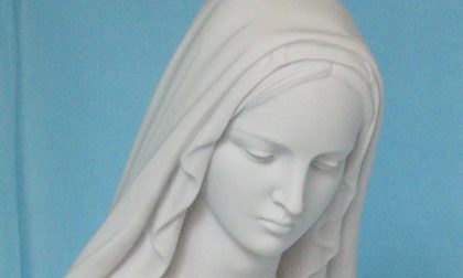 Decapitata statua della Madonna a Parona