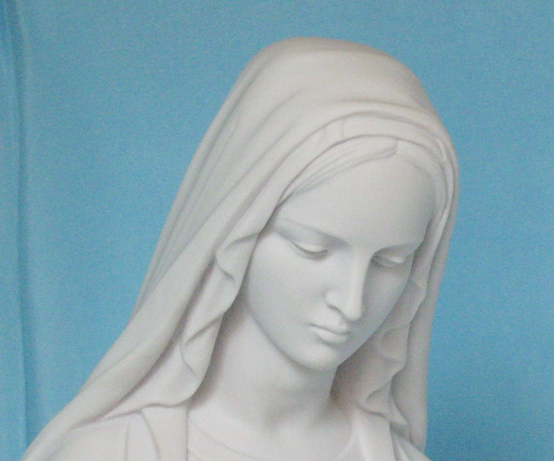 Decapitata statua della Madonna a Parona