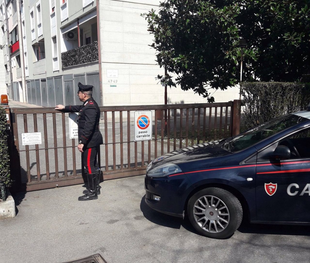 Finge di vendere coltelli per rubare il portafoglio