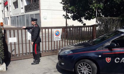Finge di vendere coltelli per rubare il portafoglio