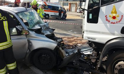 Frontale tra camion e auto: due morti