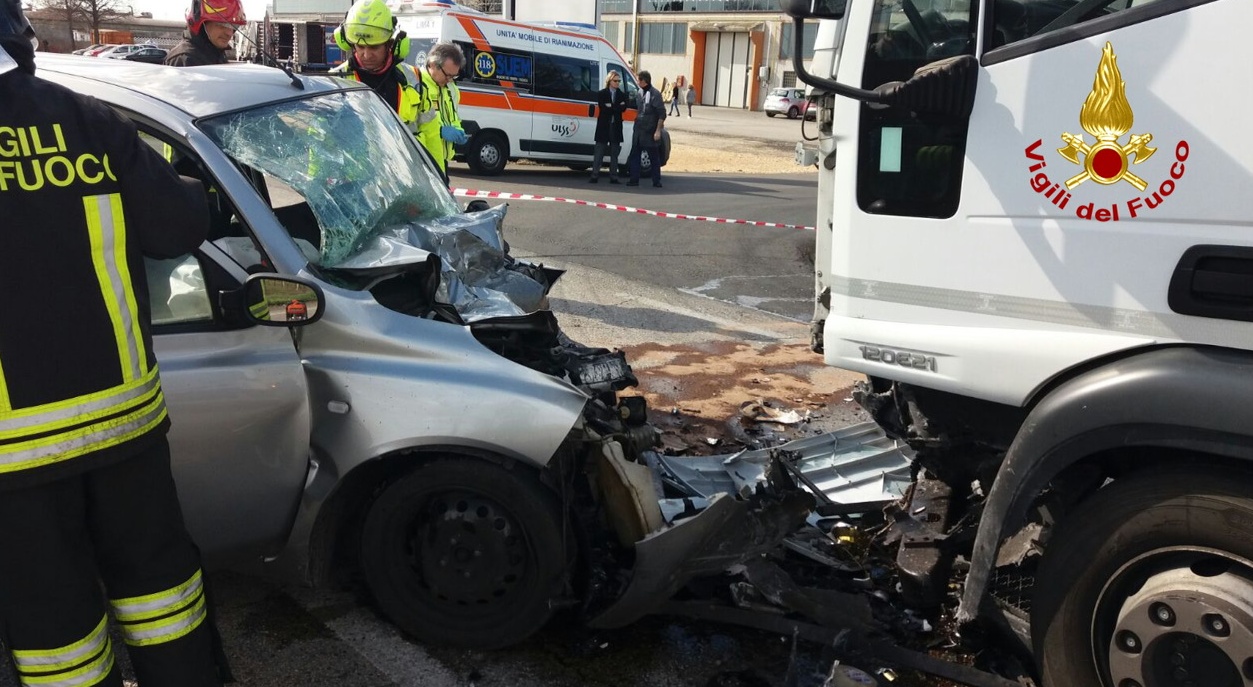 Frontale tra camion e auto: due morti