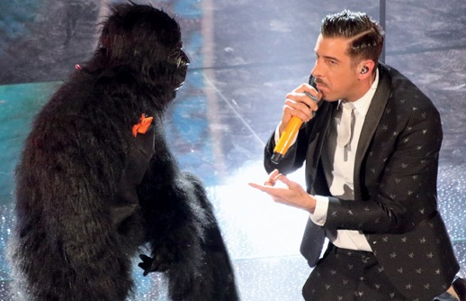 Gabbani e la sua scimmia fanno tappa a Verona