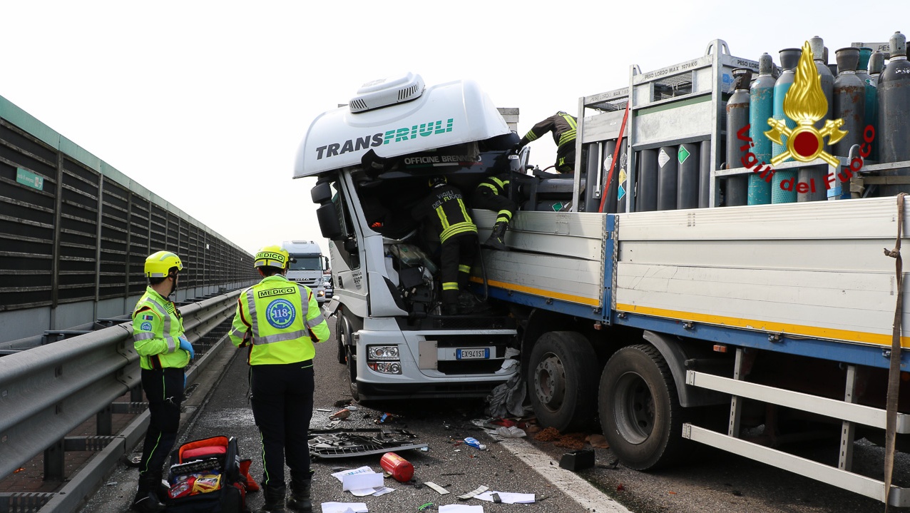 Giornata nera in A4, nuovo incidente nel pomeriggio. Le immagini dei soccorsi