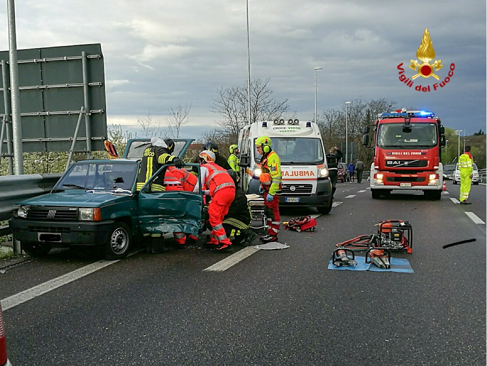 Grosso incidente in tangenziale sud, tre feriti