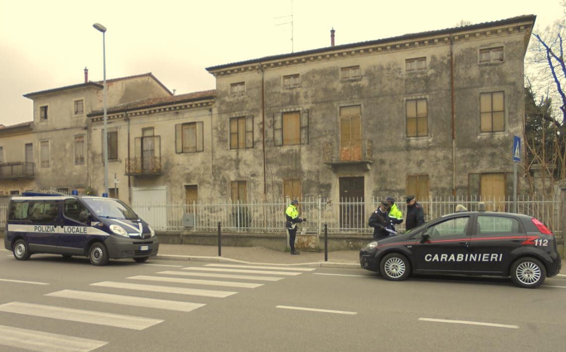 I Carabinieri sgombrano un immobile occupato da clandestini