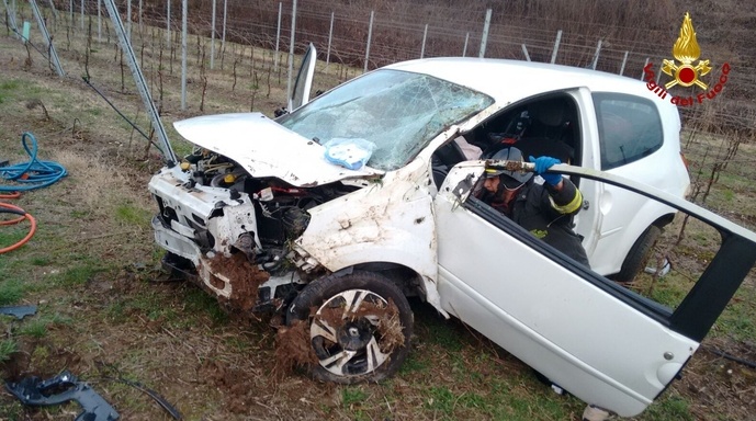 In autostrada A4, coppia di anziani finisce nel vigneto