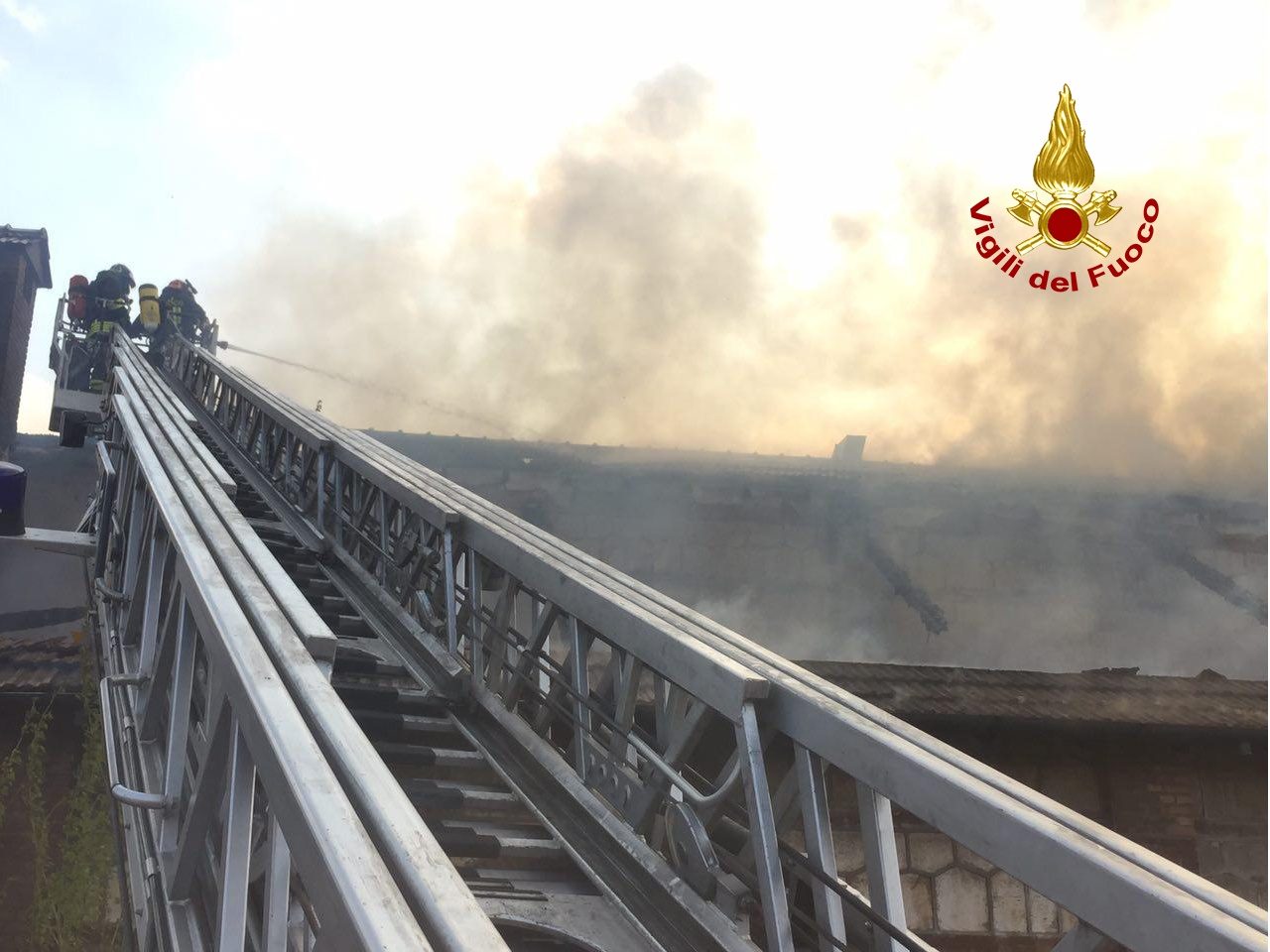 Incendio a Verona, due vigili del fuoco feriti a causa di un crollo