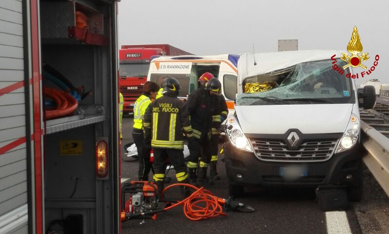 Incidente in A4, ferito estratto dalle lamiere