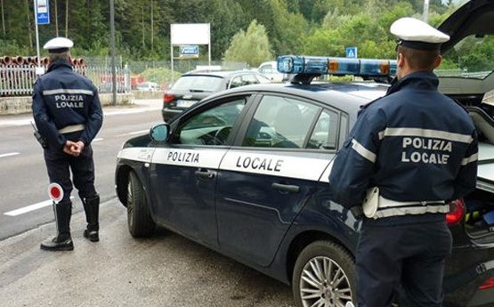 Iraniano guida senza patente un’auto non assicurata e con targa irregolare