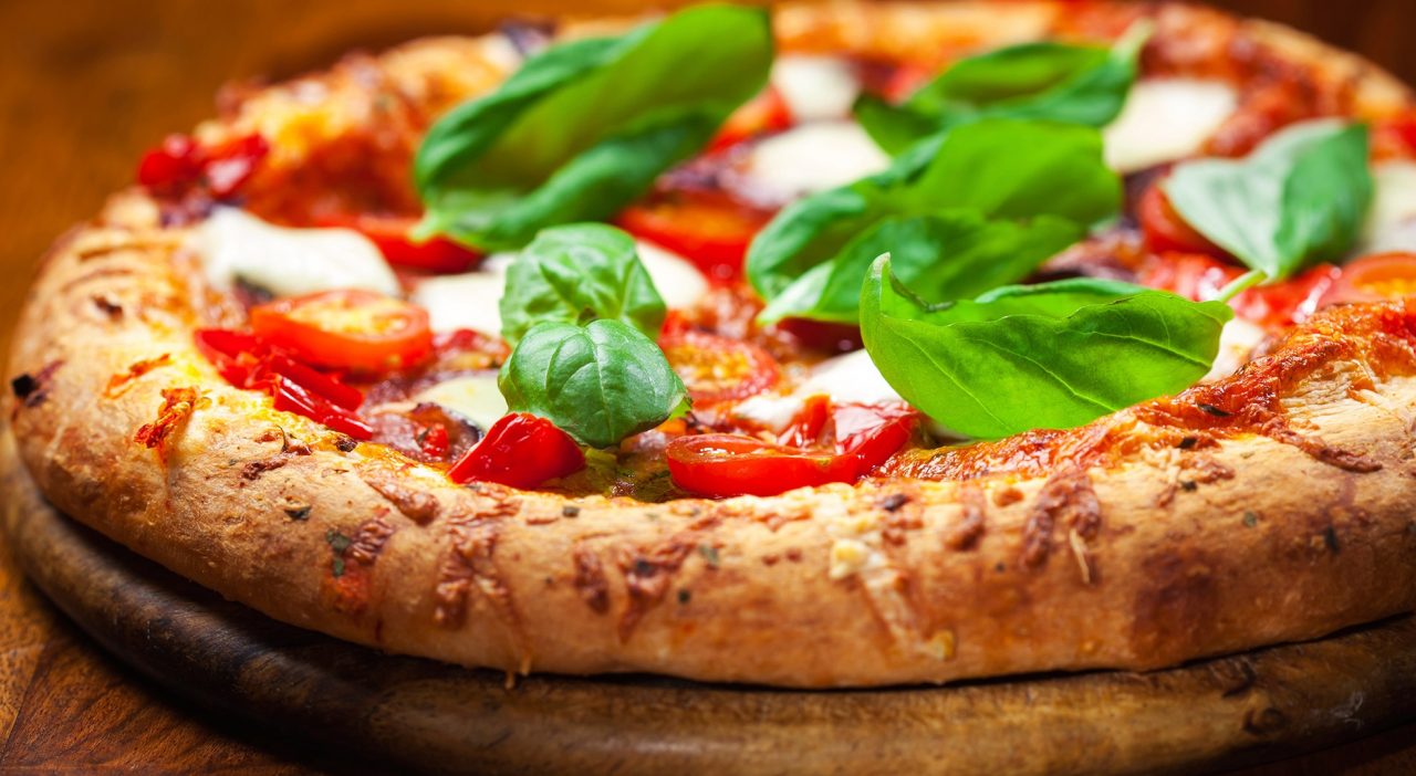 La pizza? Conviene di più mangiarla fuori che farla a casa