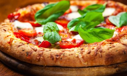 La pizza? Conviene di più mangiarla fuori che farla a casa