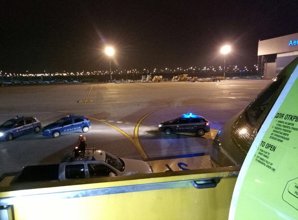 Lite sull’aereo, la Polizia blocca il volo