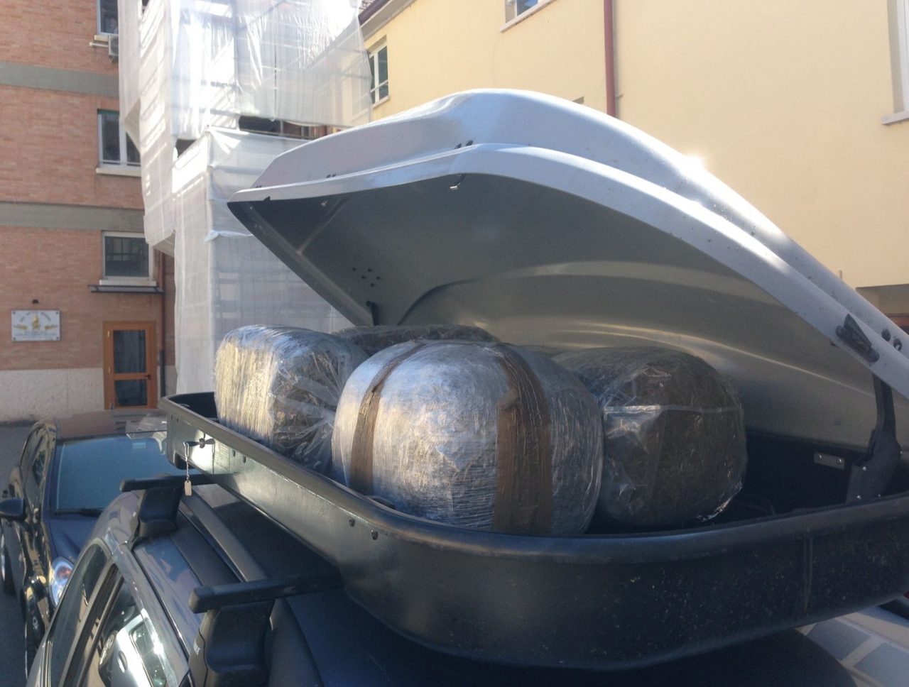 Maxi sequestro di droga, trovati dentro un’auto cento chili di marijuana