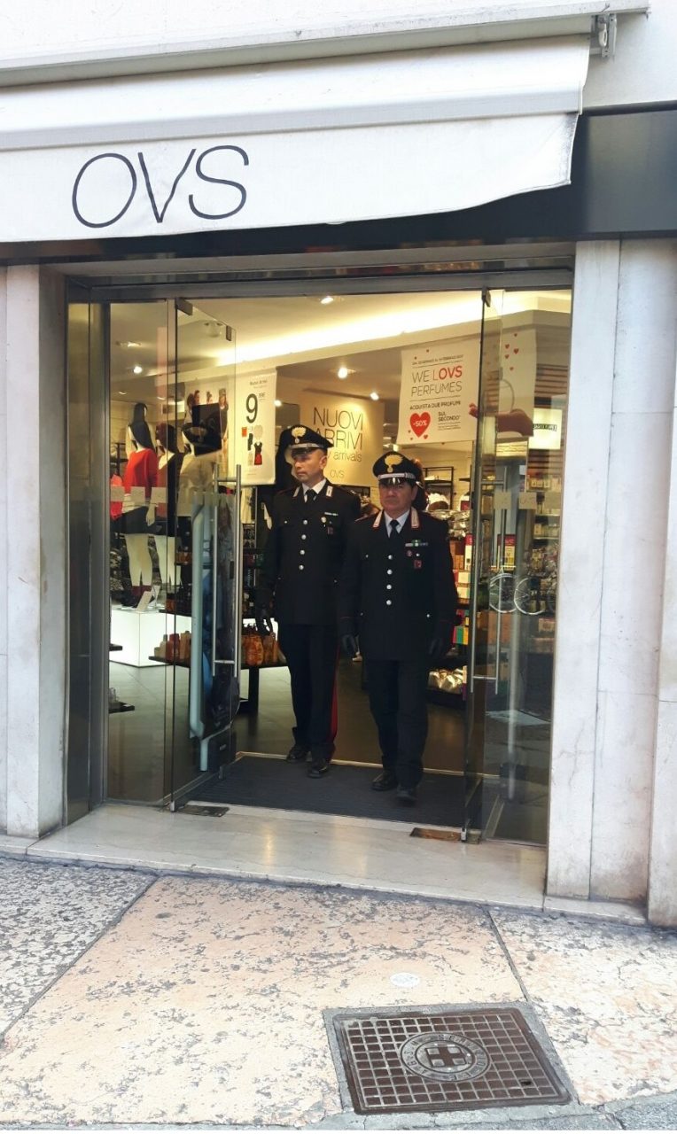 Ruba abbigliamento, arrestato un 27enne rumeno