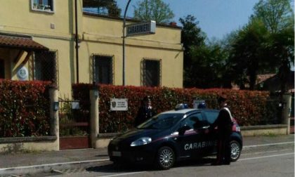 Lo vedono mentre di notte ruba in un bar, arrestato 19enne