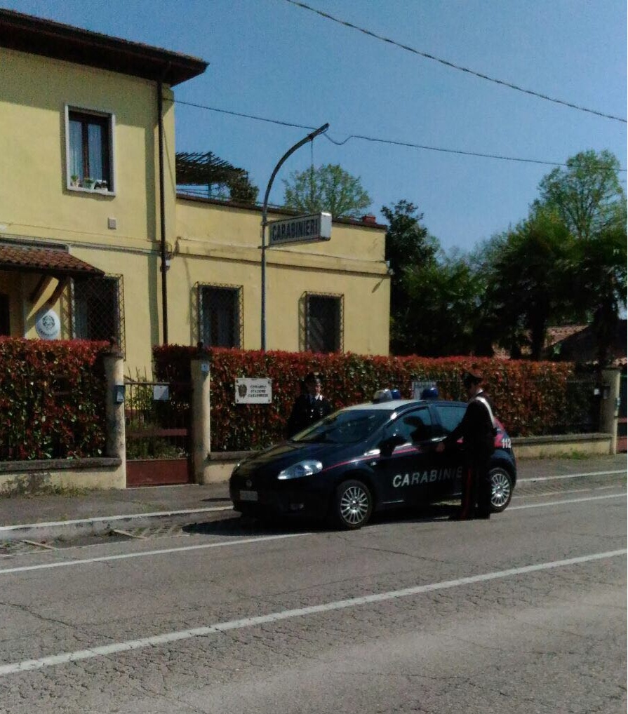 Lo vedono mentre di notte ruba in un bar, arrestato 19enne