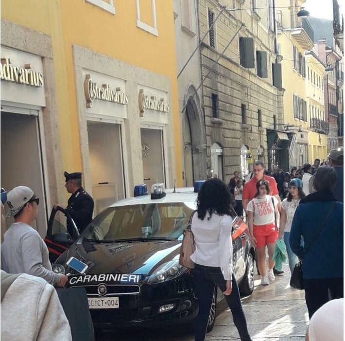 Rubano da Stradivarius, due fermati