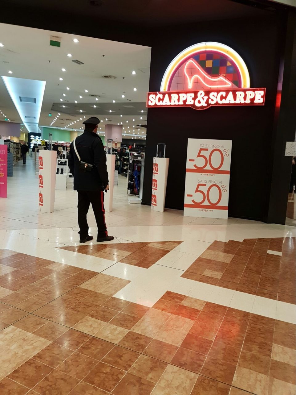 Rubano scarpe per 250 euro, fermate due donne
