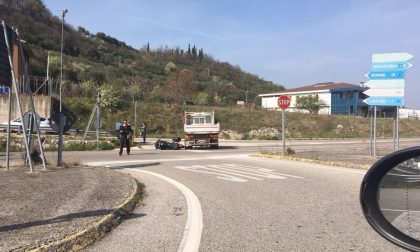 Scontro tra moto e camioncino, paura a Bussolengo