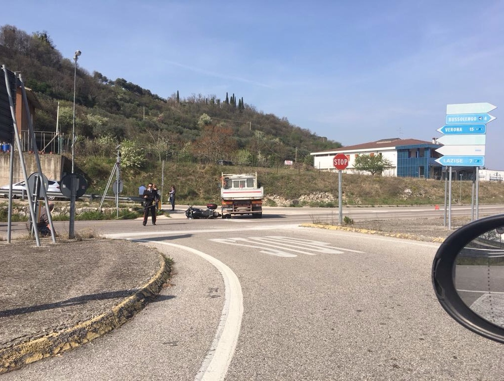 Scontro tra moto e camioncino, paura a Bussolengo