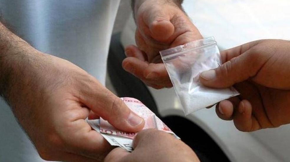 Spacciava droga in negozio, arrestato un 39enne