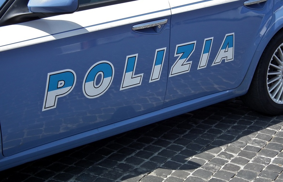 Tenta di scassinare la macchina fototessere, arrestato un veronese