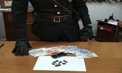 Vende droga a una ragazzo, 50enne in manette