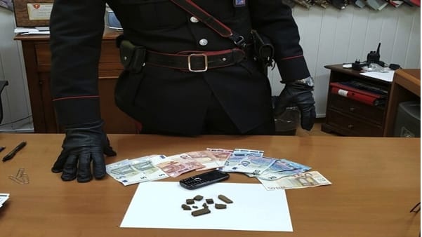 Vende droga a una ragazzo, 50enne in manette