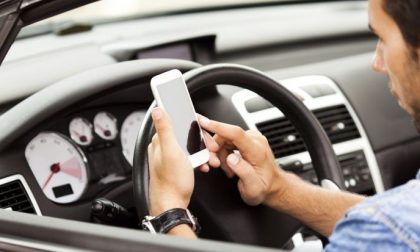 Alla guida con lo smartphone? Patente sospesa