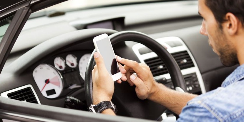 Alla guida con lo smartphone? Patente sospesa
