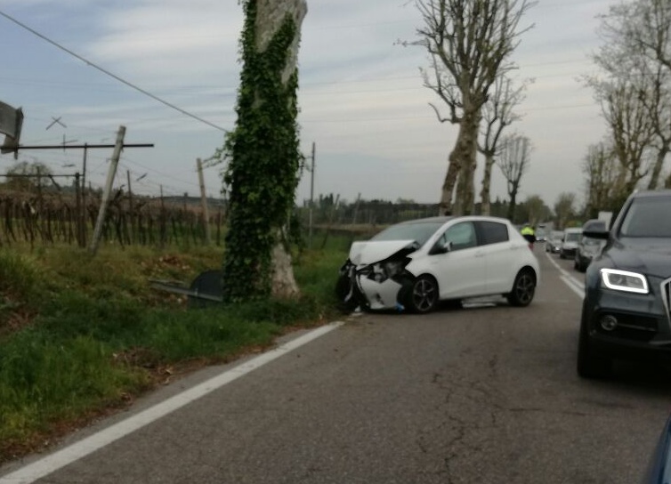 Auto contro albero, paura a Bosco di Sona